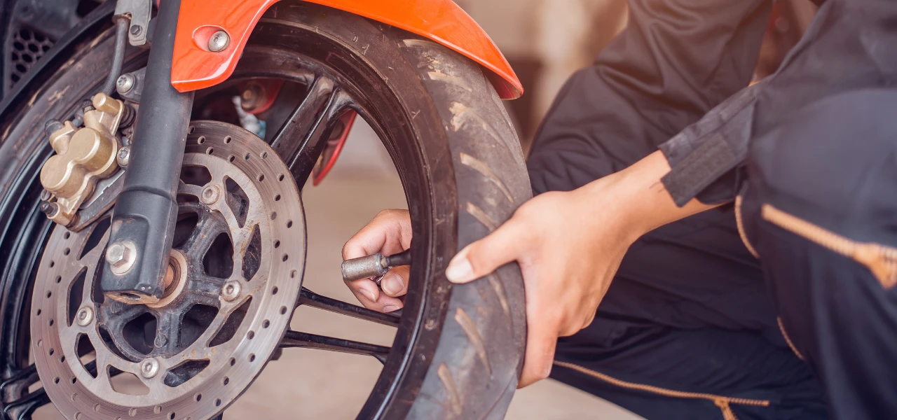 ¿Cuál es la presión correcta de las llantas de mi moto?